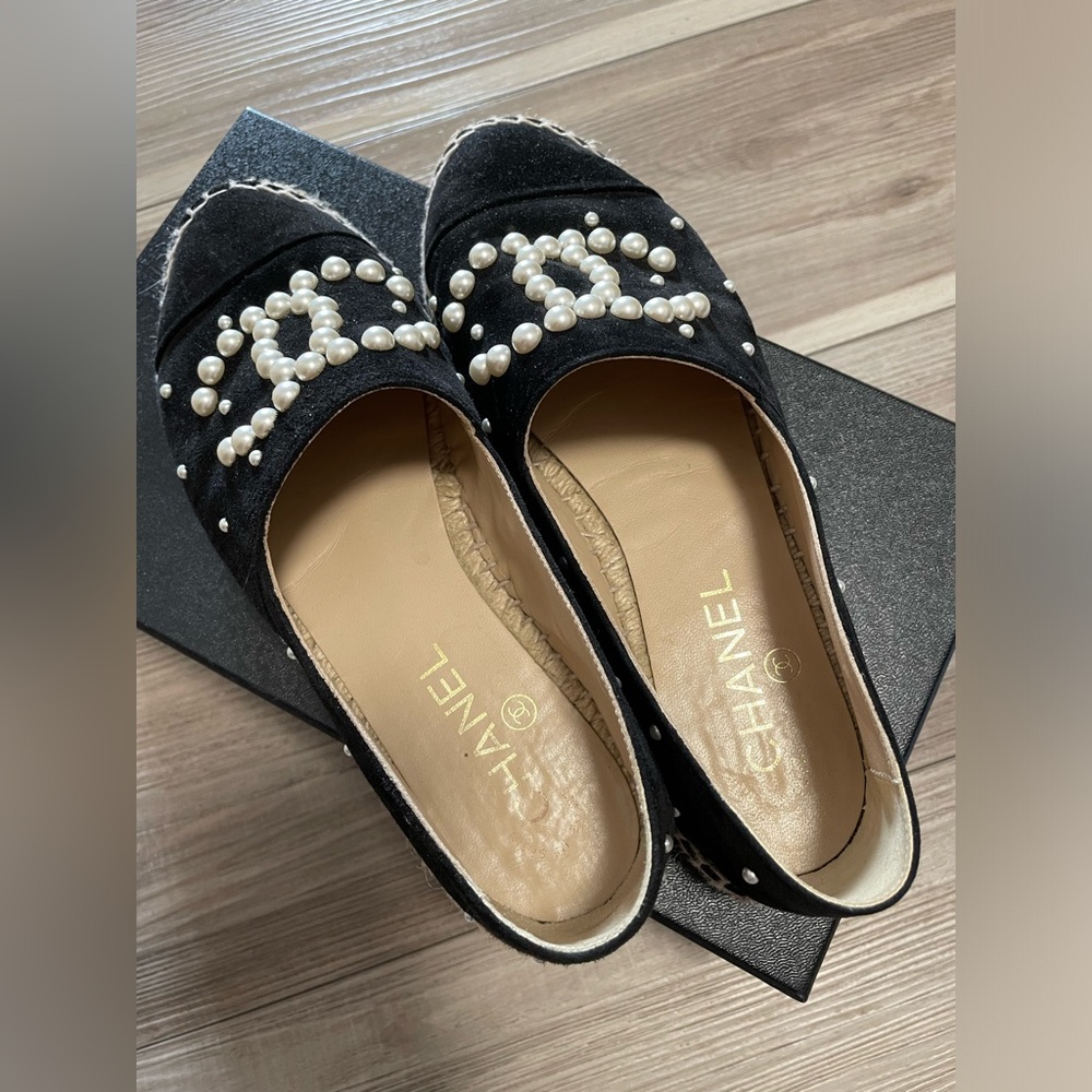 Chanel Espadrilles
Black suede& pearl - Picture 5 of 10